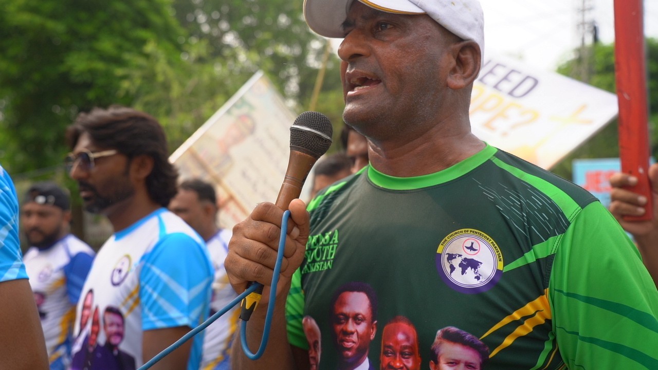 A participant shares the Gospel during the Lahore procession.