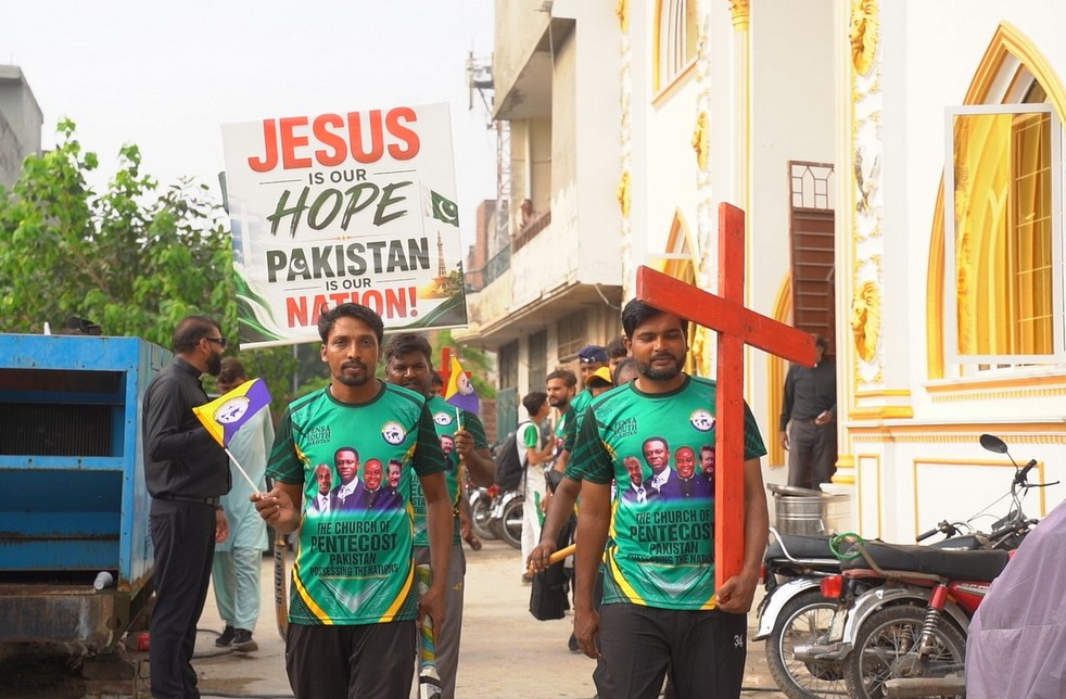 Youth participants gather with crosses and Gospel banners.