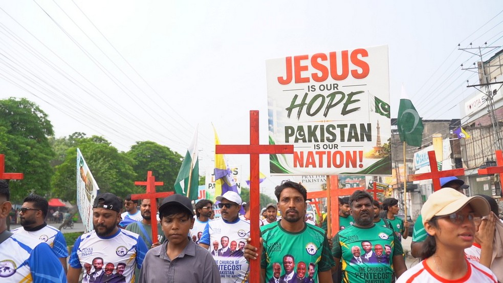 A banner declares: “Jesus is our hope. Pakistan is our nation.”